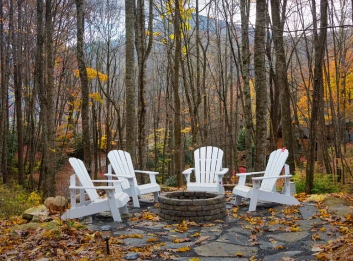 Lei av a lagre utemobler ute