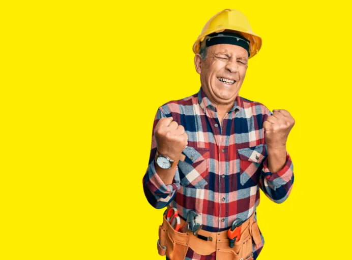 Happy old man med et minilager som tillater oppbevaring av deler